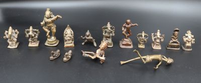 un grand nombre de figurines posées sur une table
