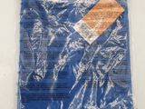 un gros plan sur un sac en plastique bleu posé sur une surface blanche