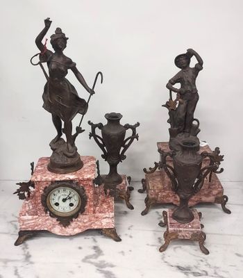 trois statues posées sur une table en marbre