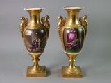 une paire de vases en or ornés d'une image représentant une femme et un homme