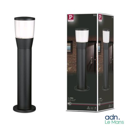 une lampe noire qui se trouve à côté d'une boîte