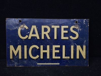 panneau bleu et blanc portant l'inscription « Cartes Michelin »
