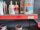une étagère sur laquelle sont disposés de nombreux types de produits différents