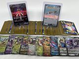 un lot de cartes posées sur une table