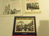 plusieurs livres posés sur une table sur laquelle se trouve une horloge