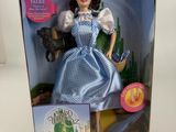 La poupée se trouve dans une boîte sur laquelle figure une image du sorcier.
