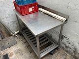 une table sur laquelle sont posées deux caisses