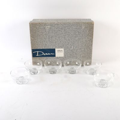 les verres sont alignés en rang sur la table