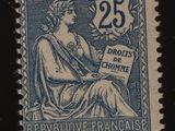 un vieux timbre représentant une femme assise sur une chaise, tenant un livre