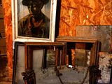 une photo d'un homme coiffé d'un chapeau et un tableau posé sur une table