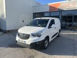 une camionnette blanche garée devant un bâtiment