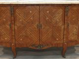 une armoire en bois avec un plateau en marbre dans une pièce