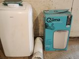 une photo représentant un réfrigérateur blanc et une boîte de papier toilette
