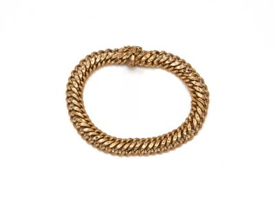 un bracelet en or sur fond blanc