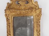 une image d'un miroir encadré d'or accroché à un mur