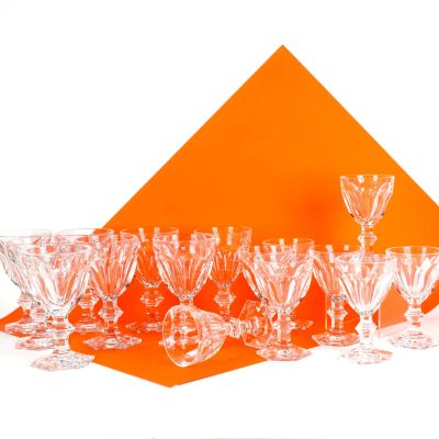 un grand nombre de verres à vin posés sur une table