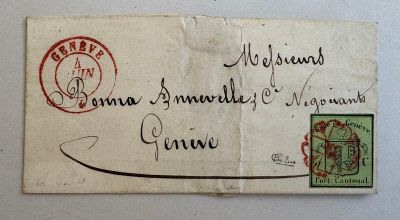 une vieille enveloppe sur laquelle est collé un timbre représentant un homme