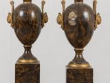 deux vases posés sur une table