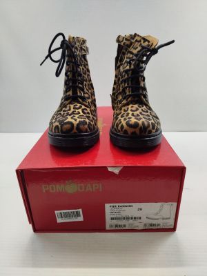Les bottes à imprimé léopard sont posées sur une boîte rouge.