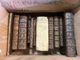 une boîte remplie de vieux livres posée sur une table