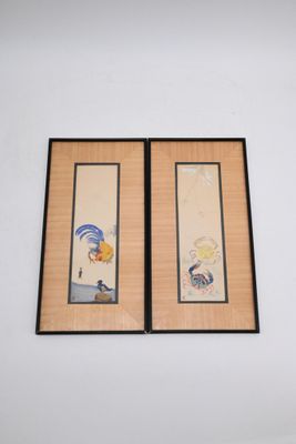 deux tableaux encadrés accrochés au mur au-dessus d'un lit