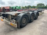un camion semi-remorque garé dans un parking