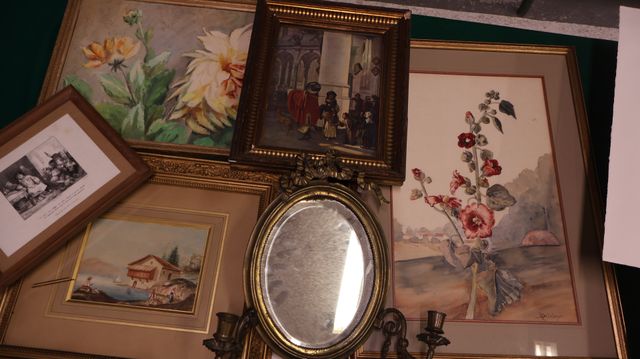 Lot de 5 cadres décoratifs, lot de lithographies, joint un miroir...