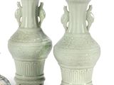 trois vases posés l'un à côté de l'autre sur une surface blanche