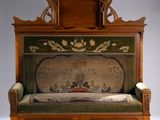 un canapé sur lequel est représenté un château au dos