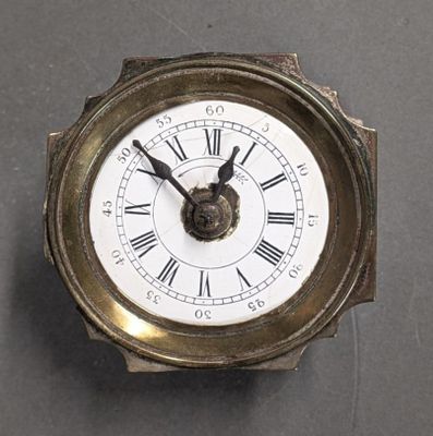 une horloge avec des chiffres romains sur le cadran