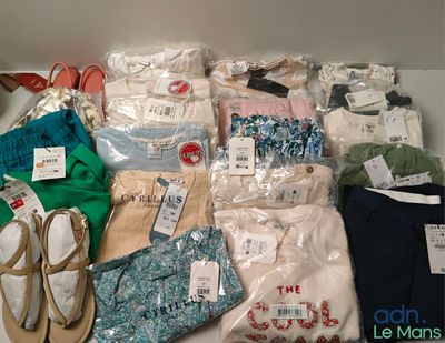 de nombreux types de vêtements exposés dans une boîte