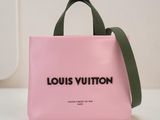 un sac Louis Vuitton rose posé sur une table