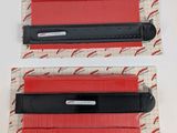 une paire de stylos noirs et rouges posés sur une feuille de papier