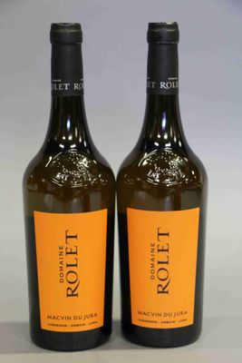 deux bouteilles de vin posées l'une à côté de l'autre sur une table
