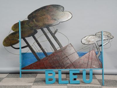 une sculpture métallique représentant un bateau et un panneau sur lequel est inscrit « bleu »