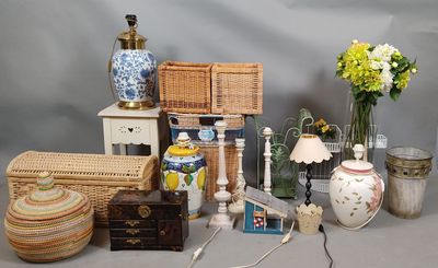 un grand nombre d'objets posés sur une table