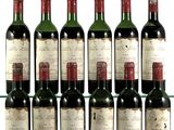 six bouteilles de vin sont alignées sur une étagère