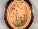 tableau représentant une femme avec des fleurs dans un vase, dans un cadre en bois