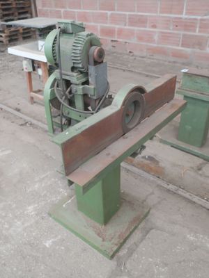 une machine posée sur un établi dans un bâtiment