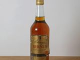 une photo d'une bouteille de bière posée sur une table en bois