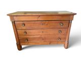 une commode en bois comportant quatre tiroirs
