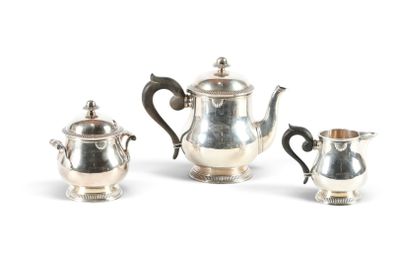 trois pièces de service à thé et à café en argent sur fond blanc