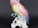 une figurine représentant un perroquet perché sur une branche