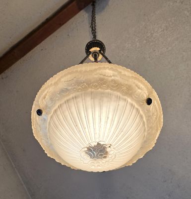 une lampe suspendue au plafond de la pièce