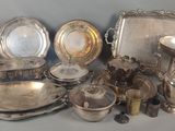 beaucoup d'objets en argent posés sur une table