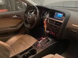 une photo de l'intérieur d'une voiture avec un volant et un tableau de bord