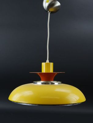 un gros plan d'une lampe jaune suspendue au plafond
