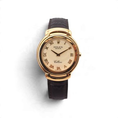 Gros plan sur une montre avec des chiffres romains