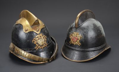 deux casques ornés de motifs dorés et noirs sur un fond noir