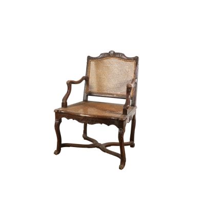 une vieille chaise en bois avec un dossier et une assise en rotin